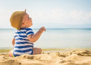 À partir de combien de mois emmener son bébé à la mer